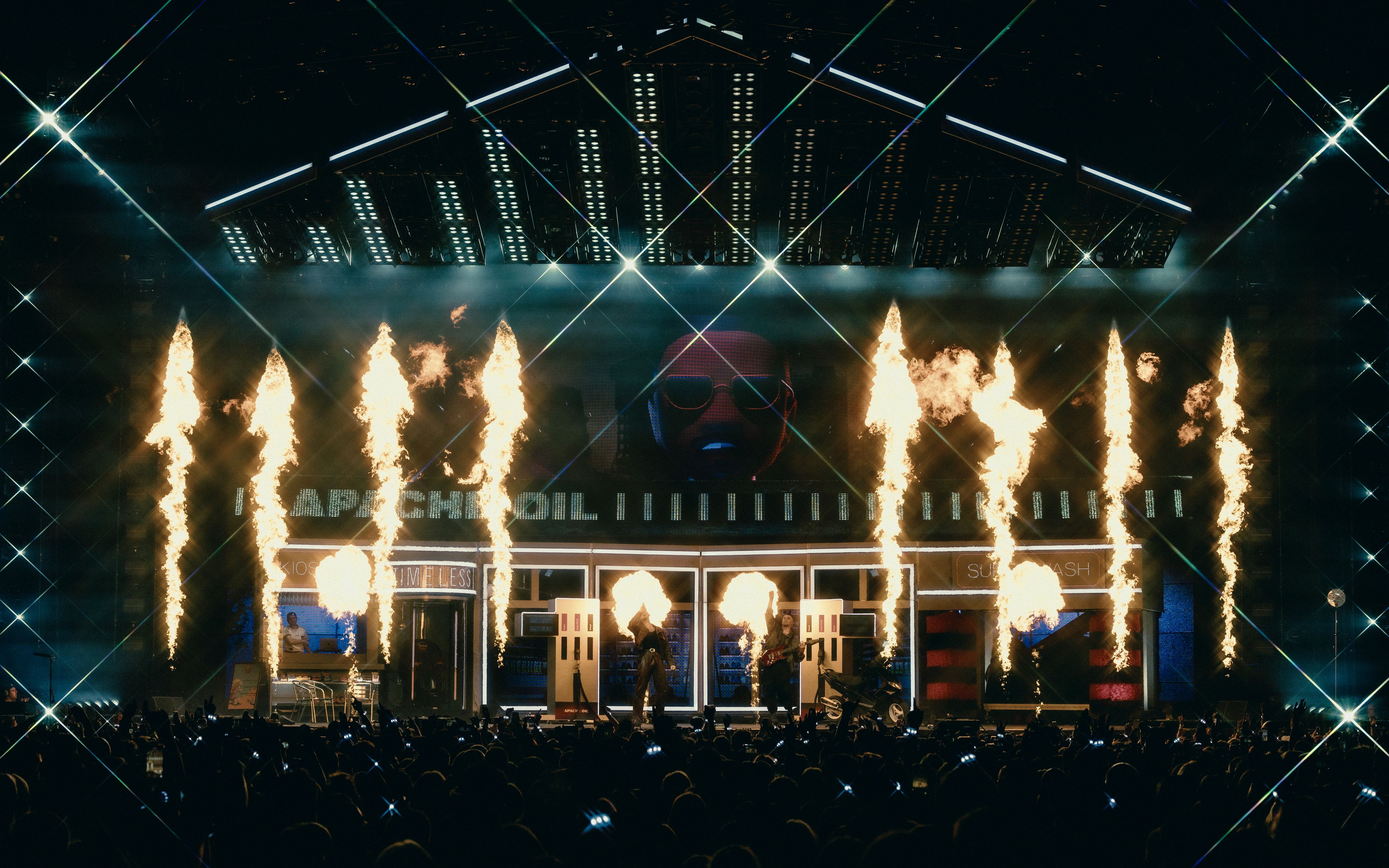 Apache 207 – Arena Tour